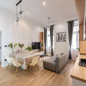 Wesselenyi-W31-Modern 3 Bedroom Suite
